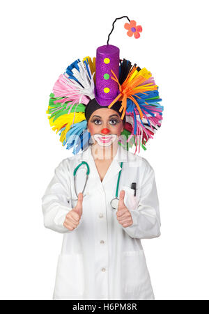 Medico indossando un clown dicendo Ok isolati su sfondo bianco Foto Stock