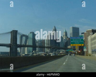 Ponte di Brooklyn con Wall Street ufficio torri fotografata dalla FDR Drive Foto Stock