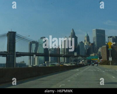 Ponte di Brooklyn con Wall Street ufficio torri fotografata dalla FDR Drive Foto Stock