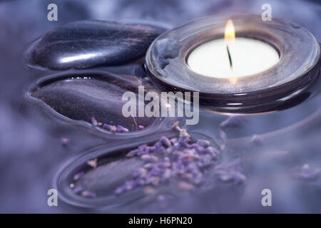 Di lusso con bagno alla lavanda acqua Foto Stock