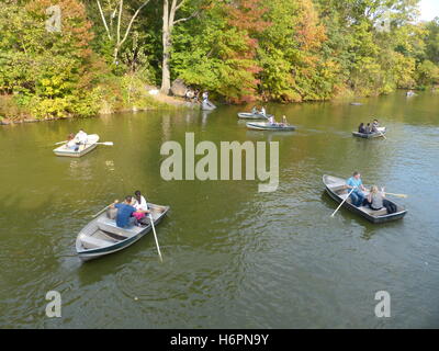 Barche a remi con coppie di Central Park, NY Foto Stock