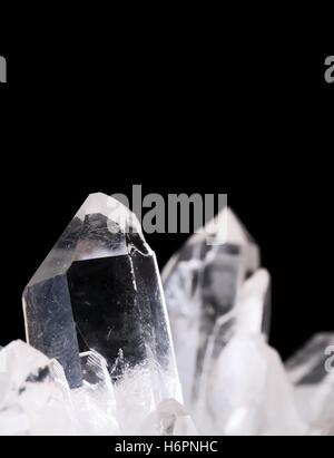 Dettaglio verticale gioiello di cristallo i cristalli di quarzo gem macro close-up di ammissione macro da vicino la vista dettaglio isolato closeup stone Foto Stock