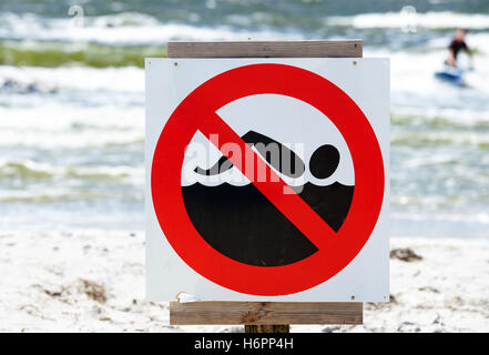 Segno di pericolo segnale Tempo libero Tempo libero Tempo libero Tempo libero acque vacanza vacanze vacanze vacanze in spiaggia a rischio il mare Foto Stock