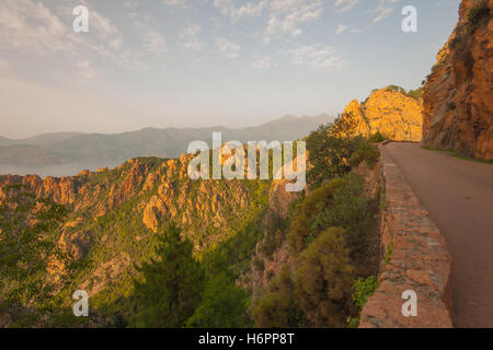 Le scogliere di Calanche de Piana al tramonto, in Corsica, Francia Foto Stock