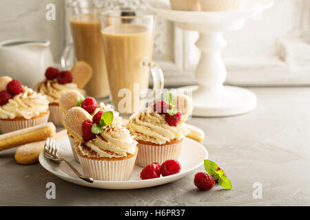 Il tiramisù tortine con crema di mascarpone Foto Stock