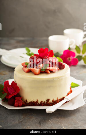 Torta rossa del velluto decorato con fragola Foto Stock