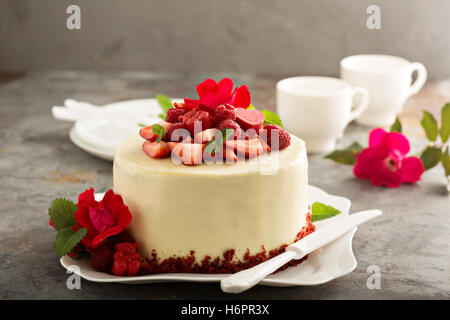 Torta rossa del velluto decorato con fragola Foto Stock