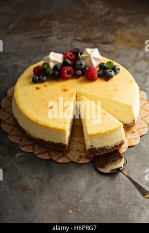 New York cheesecake su una torta di stand Foto Stock