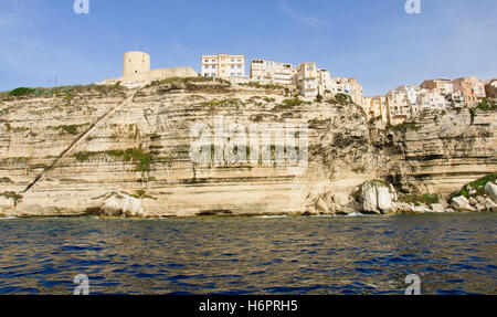 Le scogliere, edifici, mura e la scalinata del Re di Aragona, a Bonifacio, Corsica, Francia Foto Stock