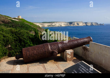 Una vecchia pistola su le mura della città di Bonifacio in Corsica, Francia Foto Stock