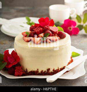 Torta rossa del velluto decorato con fragola Foto Stock