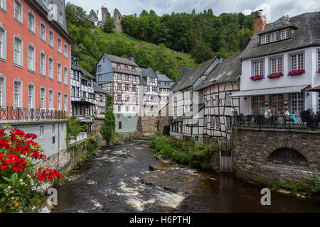 Monschau - una città pittoresca e nelle colline del nord parco naturale Eifel nella stretta valle del fiume Rur in Germania. Foto Stock