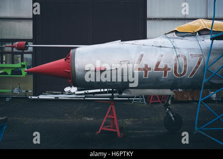 Naso rosso ed il cockpit di un ungherese Airforce fighter jet, a appendiabiti in Csepel, Budapest, Ungheria. Foto Stock