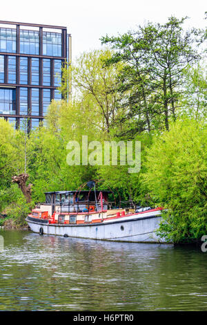 Casa galleggiante ormeggiato sul Regent's Canal da Camley Street Riserva Naturale, LONDRA, REGNO UNITO, durante la King Cross per la riconversione, 2015 Foto Stock