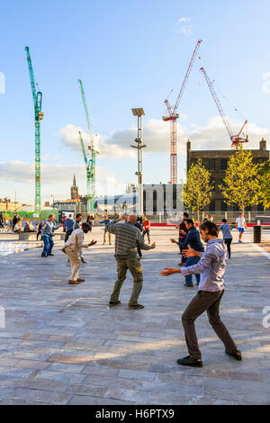 'Meltdown', un Dance Umbrella prestazioni in Piazza Granaio, King's Cross, Londra, Regno Unito, 2012 Foto Stock