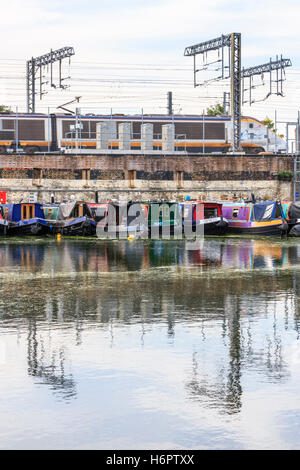 Il treno Eurostar lasciando St Pancras International Station di Londra, Regno Unito, sulla linea ferroviaria sopra narrowboats ormeggiata in Regent's Canal, 2012 Foto Stock