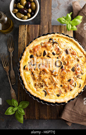 Quiche con melanzane, di pollo e olive Foto Stock
