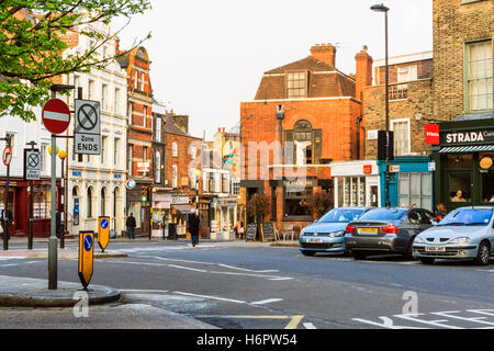 La storica Angel Inn nel villaggio di Highgate, London, Regno Unito Foto Stock