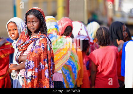 BERAHILE, ETIOPIA-marzo 29: ragazze locali attendere in fila sul parco giochi per i loro insegnanti.Il segnale per inserire la loro aula scolastica Foto Stock