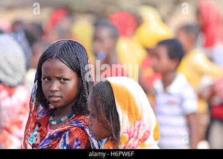 BERAHILE, ETIOPIA-marzo 29: ragazze locali attendere in fila sul parco giochi per i loro insegnanti.Il segnale per inserire la loro aula scolastica Foto Stock