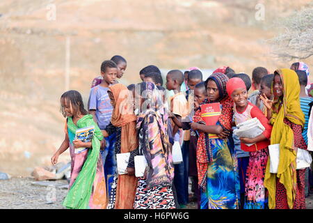 BERAHILE, ETIOPIA-marzo 29: locale i ragazzi e le ragazze di attendere in fila sul parco giochi per i loro insegnanti.Il segnale per inserire la loro scuola Foto Stock