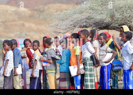 BERAHILE, ETIOPIA-marzo 29: locale i ragazzi e le ragazze di attendere in fila sul parco giochi per i loro insegnanti.Il segnale per inserire la loro scuola Foto Stock