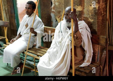 WUKRO, ETIOPIA-marzo 29: ortodossi devoti cristiani frequentano servizi religiosi vestiti di gabi vestiti di bianco-crosier in mano. Foto Stock