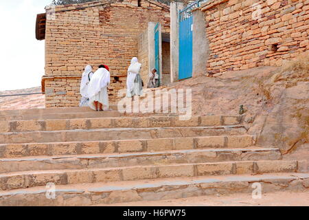 WUKRO, ETIOPIA-marzo 29: ortodosso devoto donne abbigliate con vestiti gli abissini kemis e netela vestiti di bianco salire di Wukro Chirkos chiesa Foto Stock