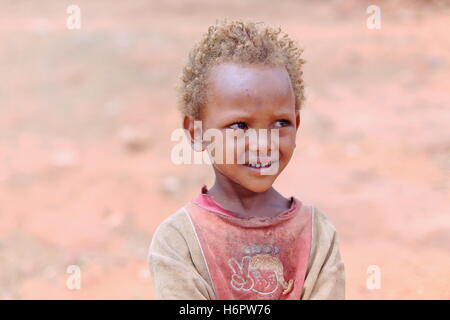 WUKRO,ETIOPIA-marzo 29: biondo ragazzo attende il suo padre per uscire dalla Wukro-Chirkos rock-scavato nella Chiesa dopo il servizio religioso Foto Stock