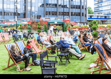 L'isola in Archway giratorie, Islington (ora Navigator Square), temporaneamente ricoperto di erba nel corso di un evento della comunità nel 2010, LONDRA, REGNO UNITO Foto Stock