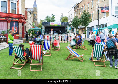 L'isola in Archway giratorie, Islington (ora Navigator Square), temporaneamente ricoperto di erba nel corso di un evento della comunità nel 2010, LONDRA, REGNO UNITO Foto Stock