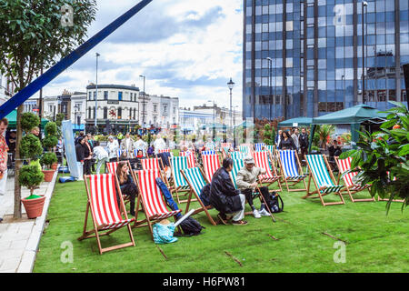 L'isola in Archway giratorie, Islington (ora Navigator Square), temporaneamente ricoperto di erba nel corso di un evento della comunità nel 2010, LONDRA, REGNO UNITO Foto Stock