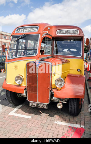 1951 AEC Regal lll metà cabina omnibus, PPF 492 nel Surrey Motors livrea, North Cheam, Greater London, 2008 Foto Stock