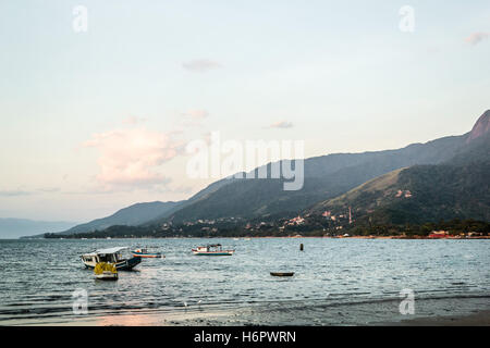 Foto di barche e montagne a Isola Bella (Ilhabela) a San Paulo (São Paulo), Brasile (Brasile) Foto Stock