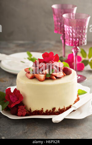 Torta rossa del velluto decorato con fragola Foto Stock