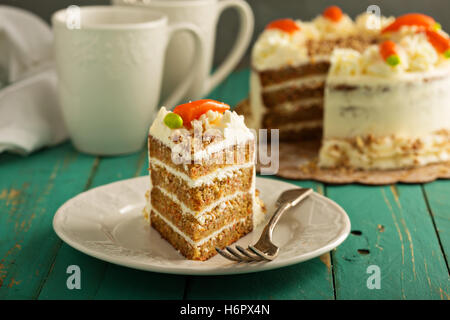 Fetta di torta di carote con glassa di formaggio cremoso Foto Stock