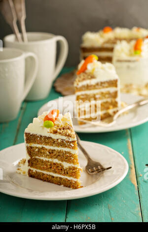 Fetta di torta di carote con glassa di formaggio cremoso Foto Stock