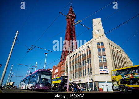 Blackpool ftower moderno tram light rail Holiday sea side town resort Lancashire attrazioni turistiche tower copyspace cielo blu d Foto Stock