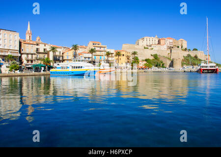 CALVI, Francia - 18 ottobre 2014: Scena della cittadella e della marina in Calvi, la Balagne, Corsica, Francia Foto Stock