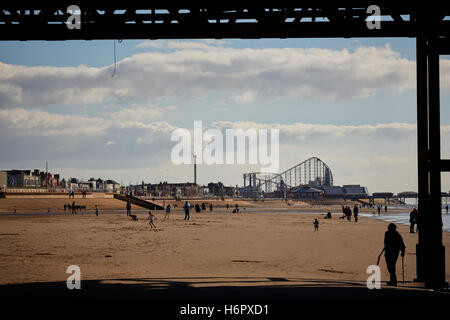 Pier di Blackpool grande ruota Ferris vacanze centrale lato mare città resort Lancashire attrazioni turistiche mare turiste di attrazione Foto Stock