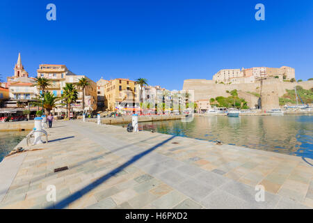 CALVI, Francia - 18 ottobre 2014: Scena della cittadella e della marina in Calvi, la Balagne, Corsica, Francia Foto Stock