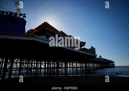 Pier di Blackpool grande ruota Ferris vacanze centrale lato mare città resort Lancashire attrazioni turistiche mare turiste di attrazione Foto Stock