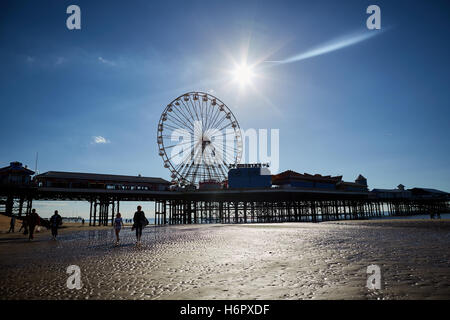 Pier di Blackpool grande ruota Ferris vacanze centrale lato mare città resort Lancashire attrazioni turistiche mare turiste di attrazione Foto Stock