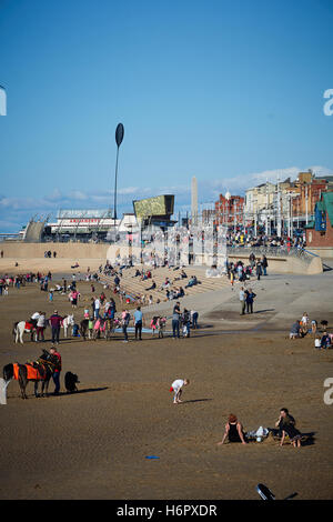 Blackpool occupato spiaggia affollata giornata di sole Holiday resort Lancashire attrazioni turistiche mare attrazione anteriore i turisti in viaggio Foto Stock