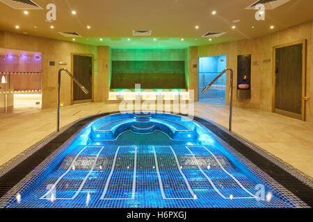 La piscina termale interna elegante moderno pulito all'interno della Spa Nelson spazio sauna Jacuzzi privata di qualità del consiglio di lusso deluxe posh ben hi- Foto Stock