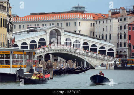 Il Ponte di Rialto si affaccia sul Canal Grande di Venezia in Italia. Foto Stock