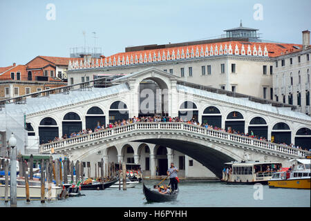 Il Ponte di Rialto si affaccia sul Canal Grande di Venezia in Italia. Foto Stock