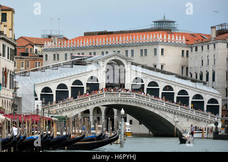 Il Ponte di Rialto si affaccia sul Canal Grande di Venezia in Italia. Foto Stock