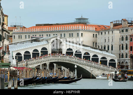 Il Ponte di Rialto si affaccia sul Canal Grande di Venezia in Italia. Foto Stock