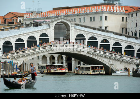 Il Ponte di Rialto si affaccia sul Canal Grande di Venezia in Italia. Foto Stock